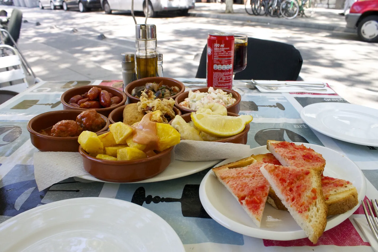 Mesa de tapas en una terraza de Marbella, de la serie Hidden Gems