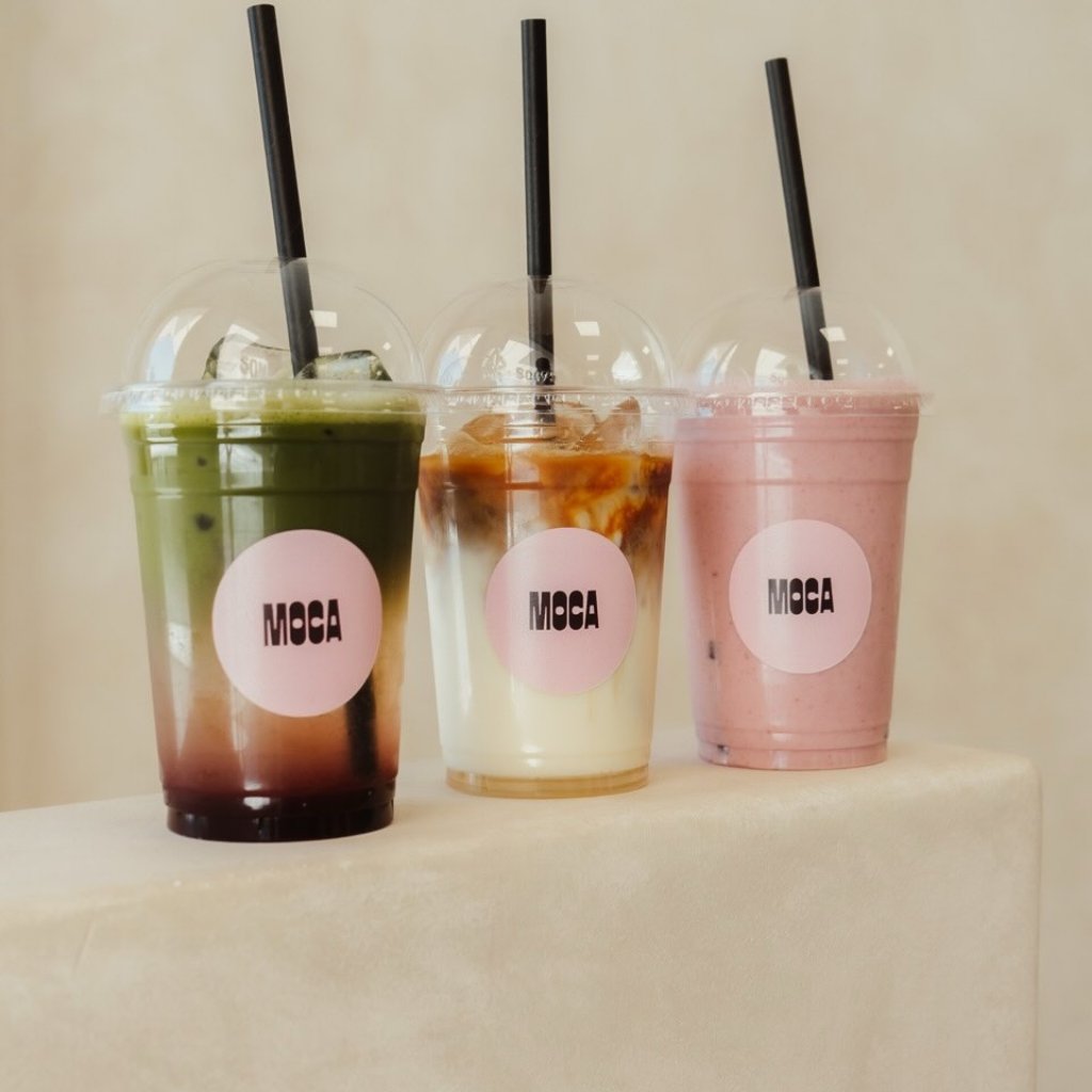 Tres bebidas frias de Moca: matcha, cafe con leche y batido rosa